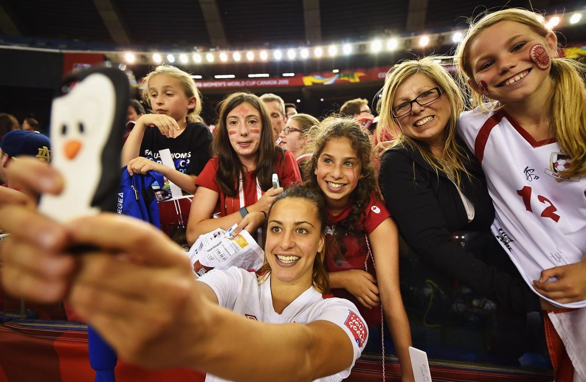 world-cup-fans-477280346_master.jpg
